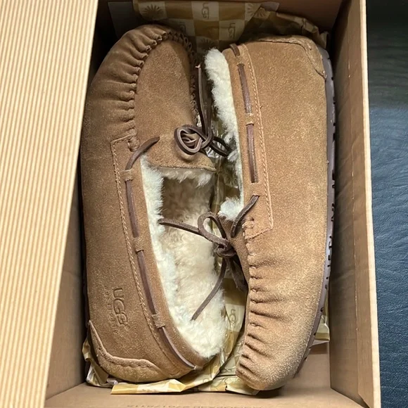 Ugg Women's Dakota Moccasin Size 5
- Chestnut Style Number 5296 - Picture 4 of 13